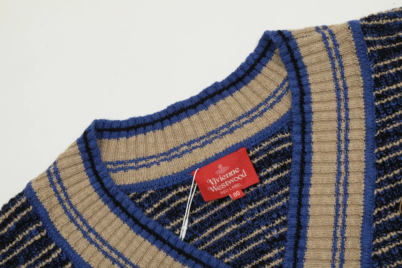 VIVI123 vivienne west wood Tokyo limited show in October 24 is coming. Really good-looking. 5 colors of different threads interlaced and woven. Embroidered logo LoGo icon. Big letter buttons. West Queen Vivienne heavy industry show limited cardigan. Knitted sweater wool. 2024 autumn latest style. Size: S -M- L. Color: brown, blue and purple.